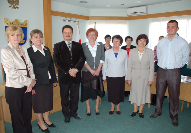 stoją od lewej: Barbara Kwiecińska, Wiesława Bielska, Krzysztof Majewski, Halina Okońska, Regina Sokołowska, Danuta Stromecka, Adam Banaszek