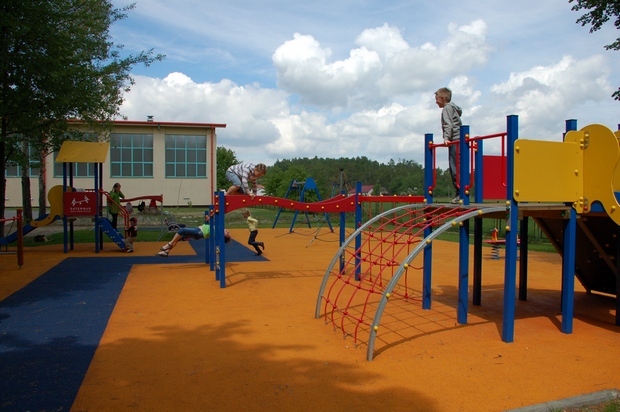Plac zabaw przy Szkole Podstawowej w Józefowie