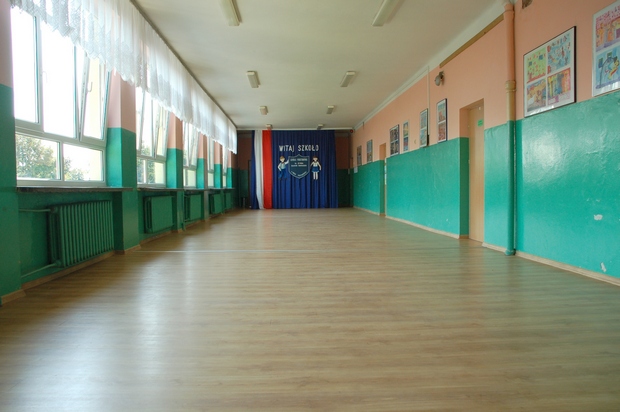 Nowe panele podłogowe na I piętrze w szkole w Wólce Radzymińskiej